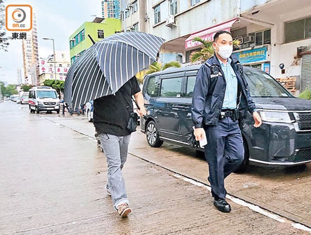 上水：事主（左）被人強搶金鏈。（郭垂垂攝）