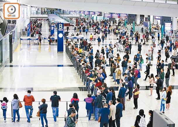 長假首日  逾38萬人次出入境  廣州客再訪港  減購物多觀光