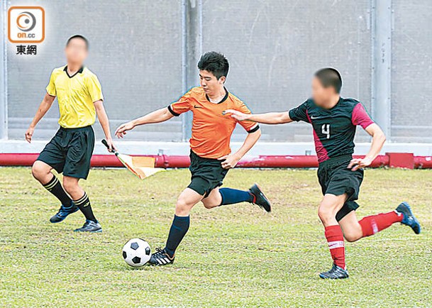 青少年在囚人士與香港16歲以下代表隊成員（橙衫）足球競技，並擔任球賽裁判。