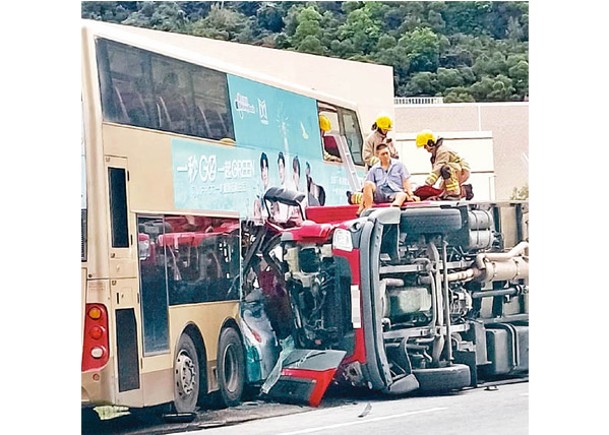 超市貨車翻側撼巴士釀7傷