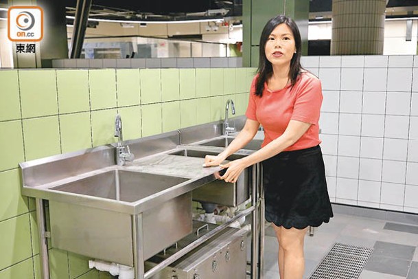 陳榮恩指出公眾洗手設施鄰近食客出入口，增加滑倒風險。