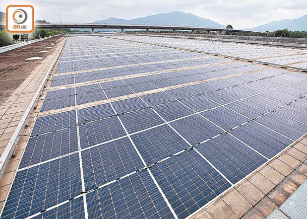 港鐵八鄉車廠鋪設超過2,100塊柔性太陽能板，其規模是全港最大。（袁志豪攝）