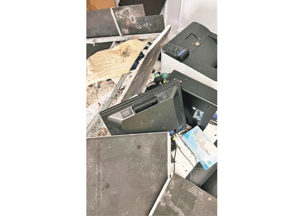 葵涌醫院月內第二次冧天花，首宗事故發生於上月底，影印機被砸至損毀嚴重。