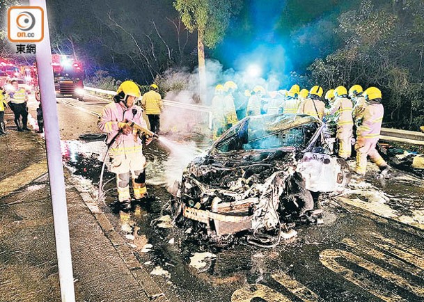 起火私家車嚴重焚毀。（王海波攝）