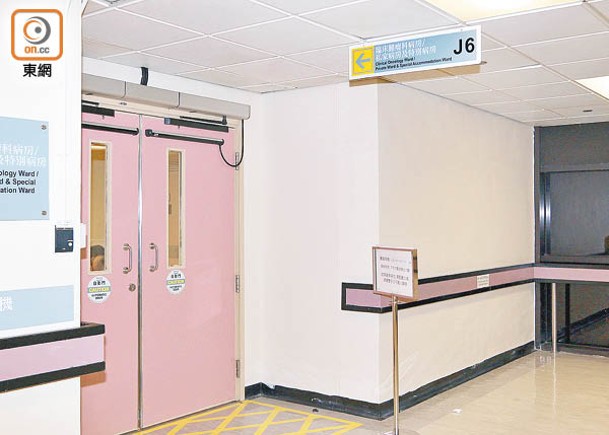 東區醫院內一道病房門的部分裝置昨日突然脫落，並擊傷一名護士。