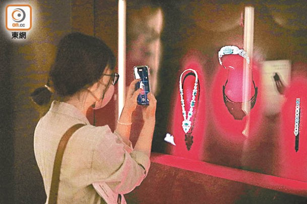 「百樣玲瓏—卡地亞與女性」展出多件自19世紀流傳至今珍貴珠寶、鐘錶、珍寶、配飾及文獻等。（李志湧攝）