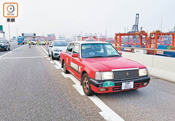 涉事的士事後停在青葵公路。（楊日權攝）