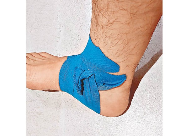 陳沛然腳板用咗藍色膠貼帶。