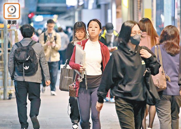 專家對香港發現新變種病毒Arcturus個案表示不擔心，相信若疫情惡化時，市民會主動重新戴口罩。