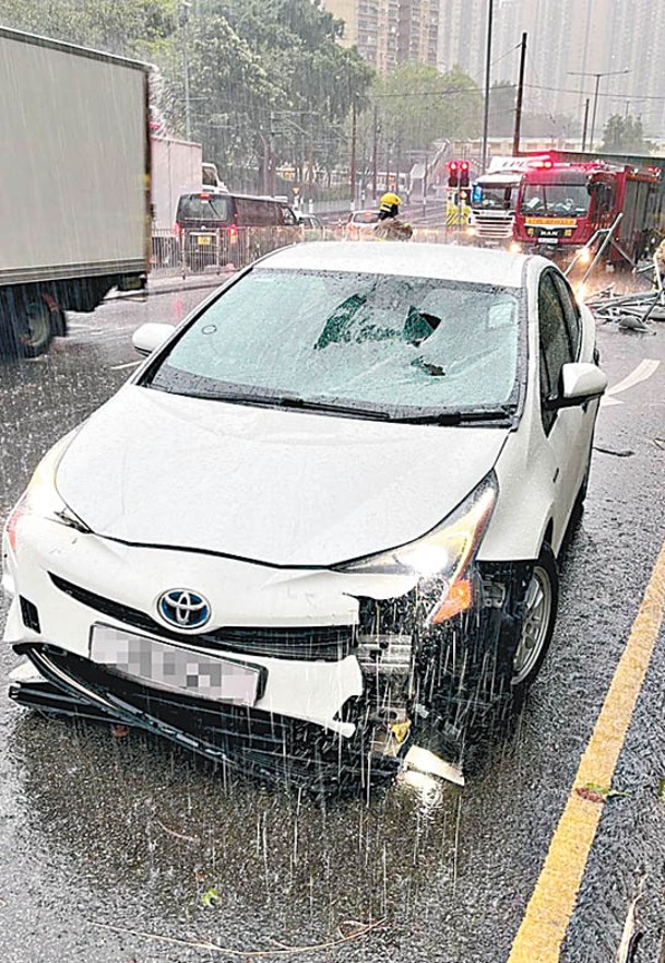 屯門：私家車被擊穿「大銀幕」。