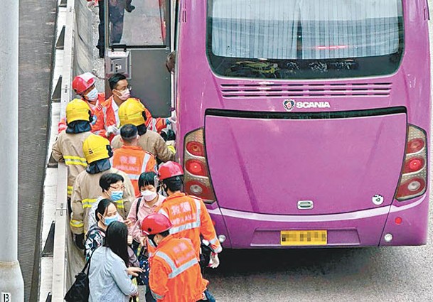 乘客在路邊待援。