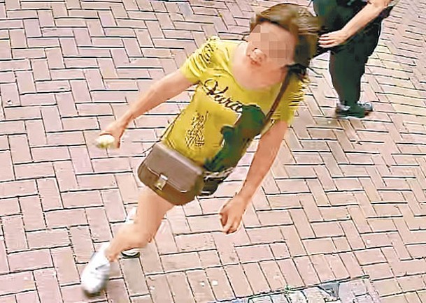 香港仔：懷疑涉案的黃衫女子。