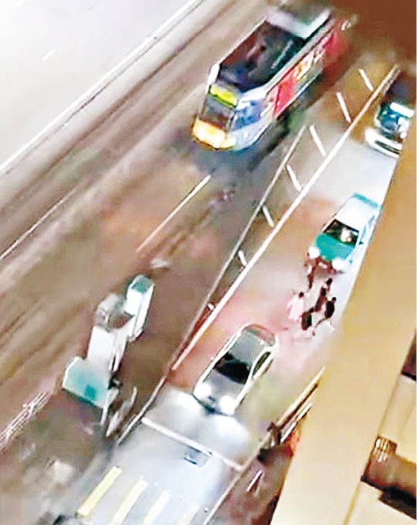 兇徒喝停車輛橫過馬路。