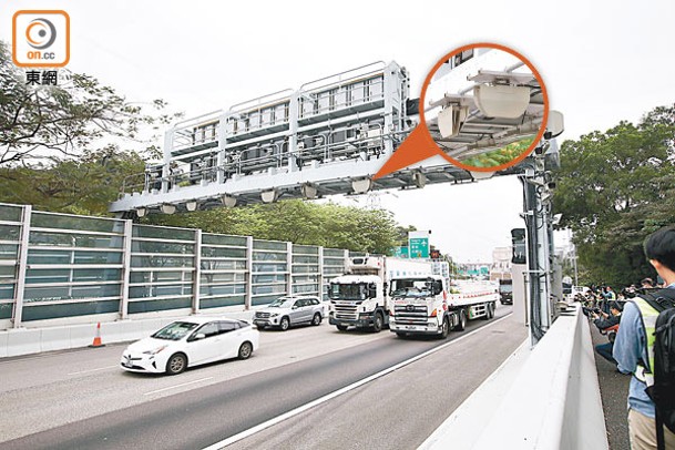 已安裝車輛貼的車輛下月7日起駛經尖山隧道九龍方向出入口的「龍門架」將自動收費。