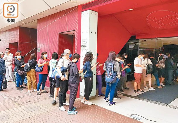荃灣：荃灣廣場戲院在開售前約有百人排隊輪候，人龍排出商場。