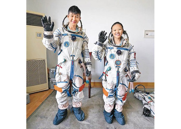 體驗航天員訓練，包括穿脫航天服。