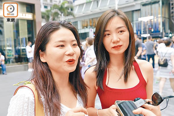 郭小姐（左）和周小姐（右）即日來回，一日遊香港。