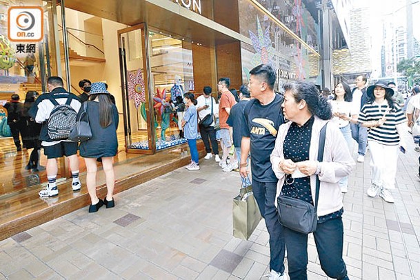 廣東道名牌店大排長龍，不過「齋睇唔買」的旅客比較多。（李志湧攝）