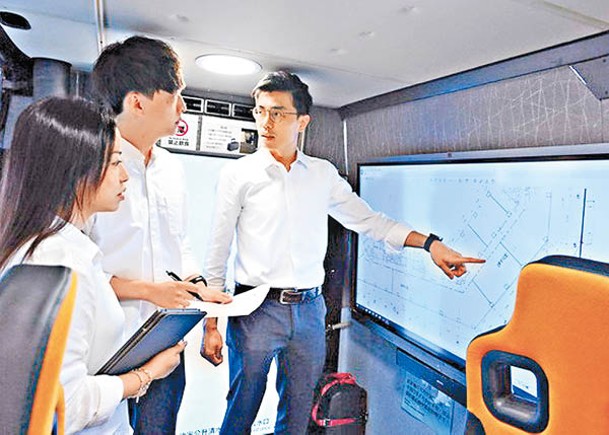 車內的觸控式互動電腦屏幕連接屋宇署內聯網，職員可使用屏幕擷取樓宇紀錄。