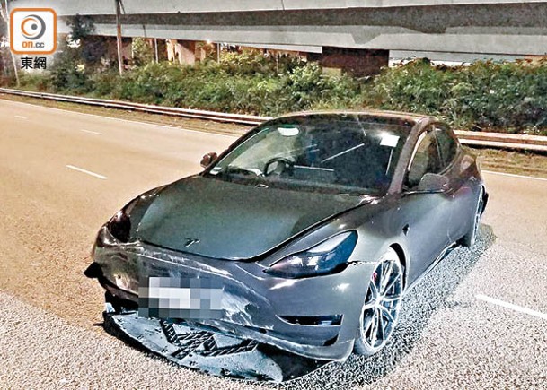 Tesla撞壆反彈 司機酒駕被捕