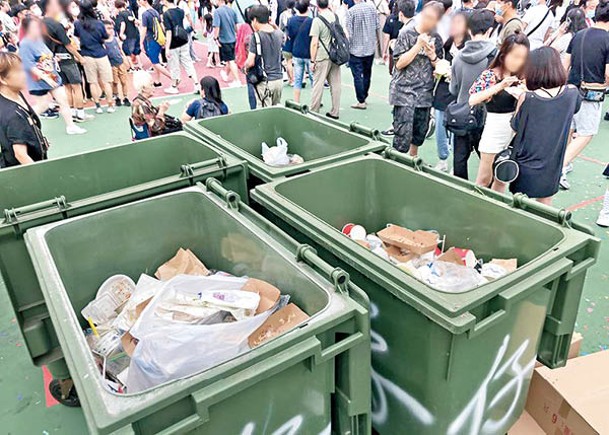 現場累積的垃圾同時引起衞生問題。