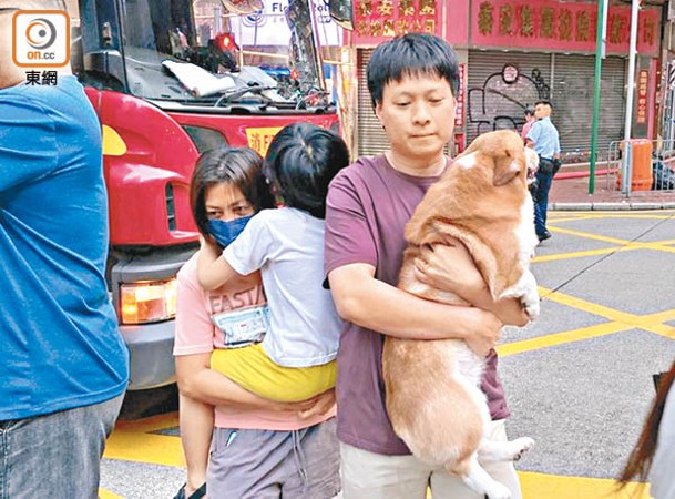 居民抱同家人及愛犬逃生。