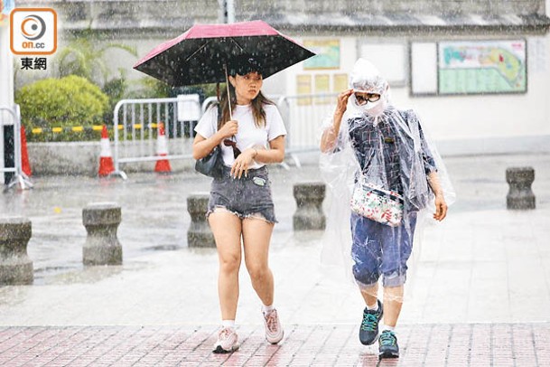 現場下起傾盆大雨，市民持傘仍相當狼狽。