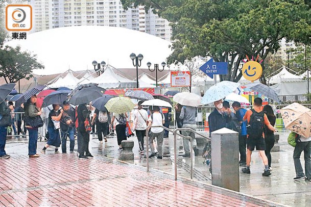 得悉市集可繼續營業，有市民排隊等候入場。