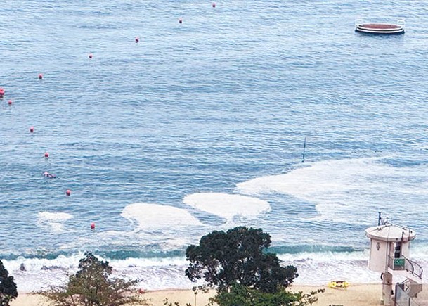 淺水灣泳灘驚現油污漂浮物