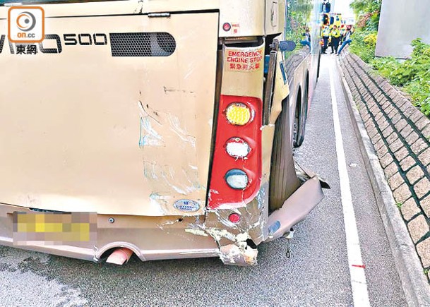 葵涌：九巴右車尾被撞毀。