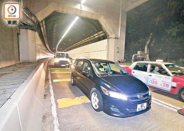 將軍澳：涉事私家車駛出將軍澳隧道時失事。（余宏基攝）