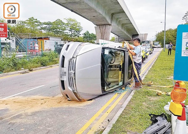 地盤七人車向左翻側。（郭垂垂攝）