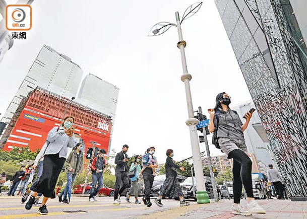 智慧燈柱功能包括天氣數據收集、道路車流同空氣質素等。