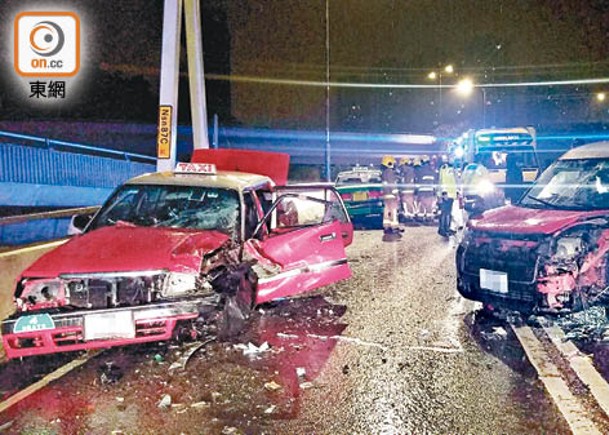 肇事的士（左）於德士古道失事，與兩行家車相撞。