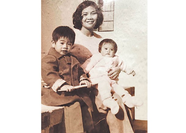 吳傑莊（左）同媽媽及妹妹嘅合照。