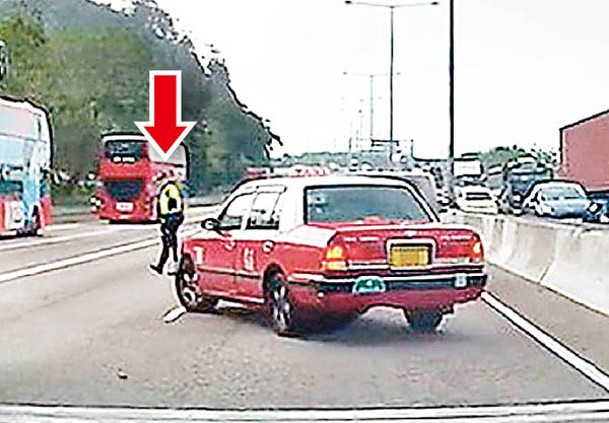 交通警員示意的士駛至路肩受查。