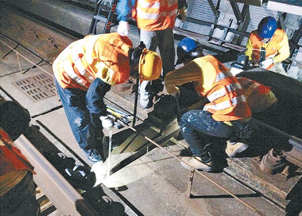 Benson去年4月8日於港鐵進行路軌伸縮縫更換工程時拍攝。