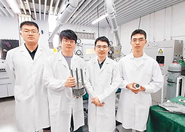 陳彬（右二）及其團隊研發新一代固態製氫系統。