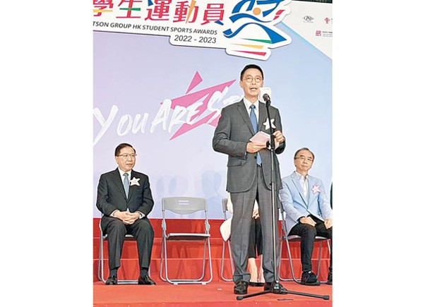 文化體育及旅遊局局長楊潤雄（前）昨出席「香港學生運動員獎」頒獎禮。