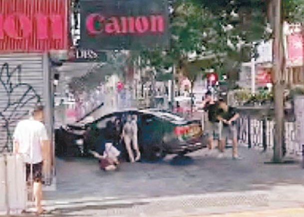 尖沙咀：意外後私家車上兩男兩女逃去。
