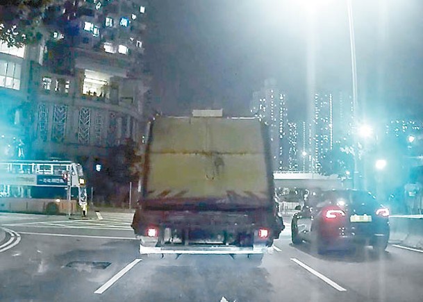 巴士衝紅燈  嚇停垃圾車