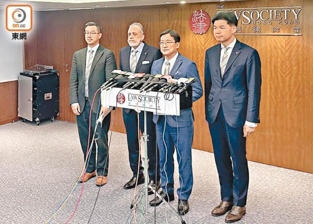 陳澤銘（右二）連任香港律師會會長。（曾卓琳攝）