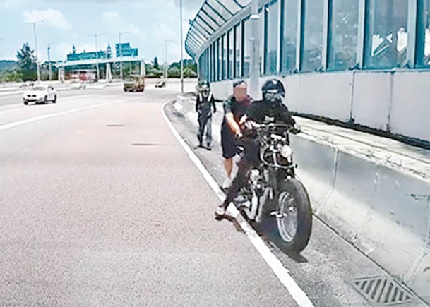 網傳電單車故障困公路  途經司機助擋車流獲讚英雄