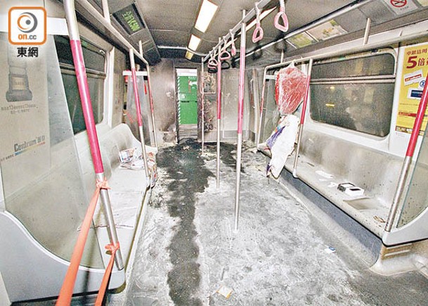 2004年1月，一列由尖沙咀站開往金鐘站的地鐵列車遭縱火。