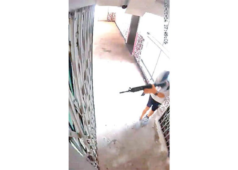 石籬邨：少年手持氣槍向事主單位門外射擊後逃逸。
