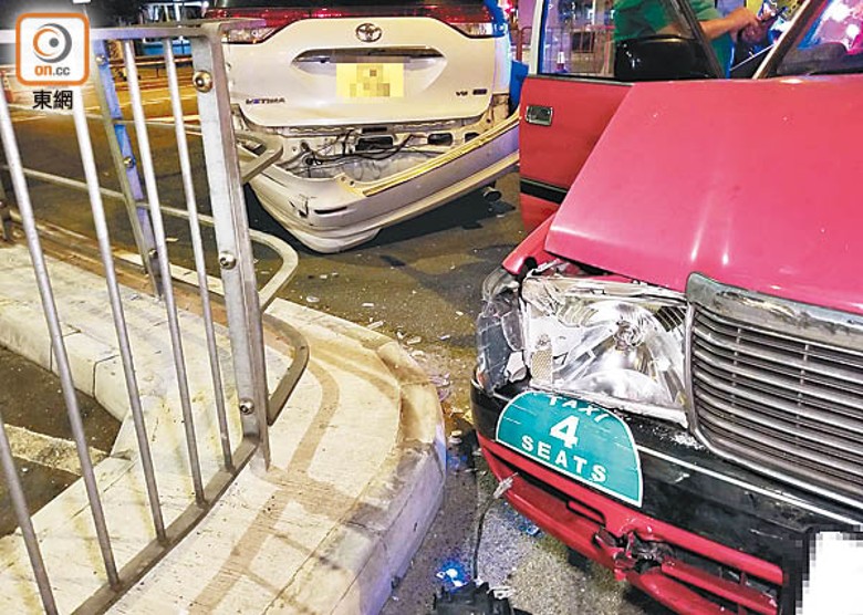 筲箕灣：涉事私家車及的士均告損毀。