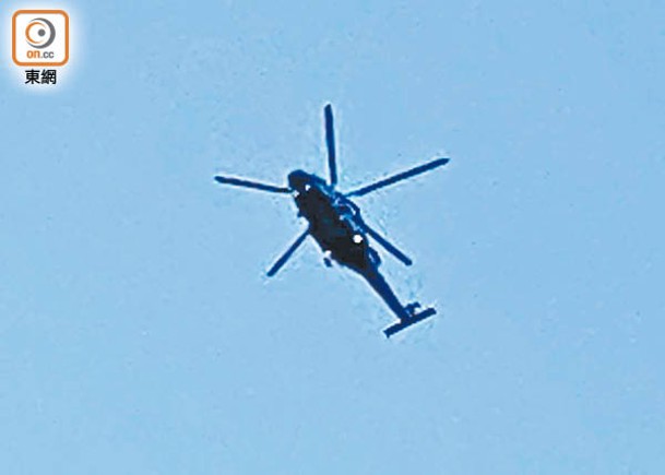 直升機到場將傷者吊起送院。