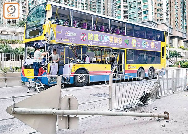 城巴車身毀爛，路邊鐵欄被撞毀。（胡德威攝）