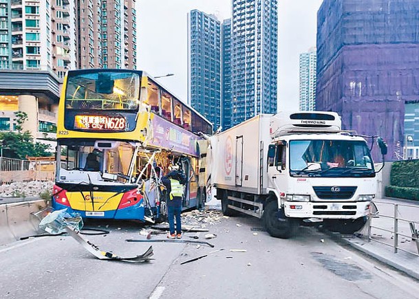 環保大道與貨車相撞 電視城員工巴士毀爛