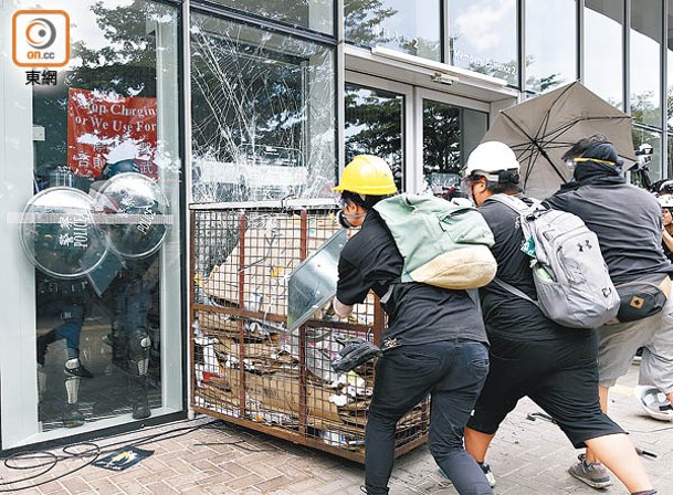 立法會大樓在事發時被破壞至滿目瘡痍。